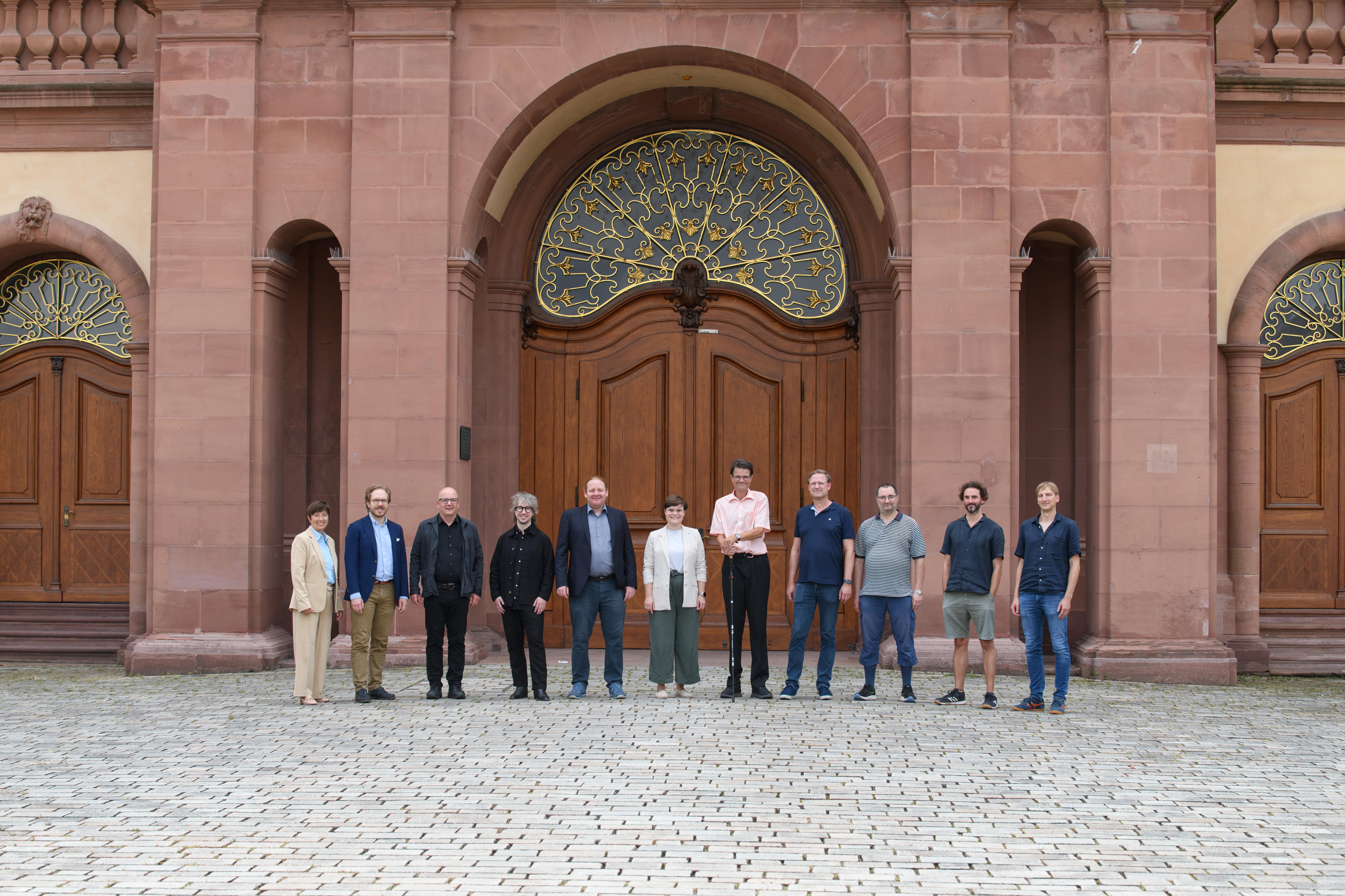 Das Team des Philosophischen Seminars stehen vor dem Eingang zum Mannhei