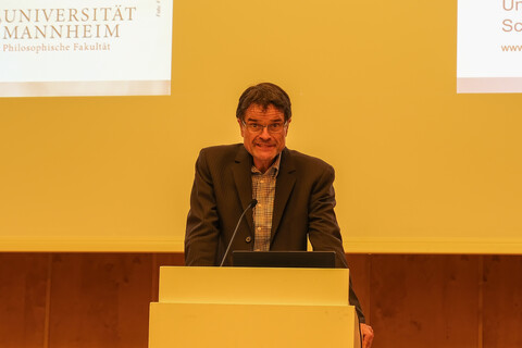 Prof. Dr. Bernward Gesang am Rednerpult