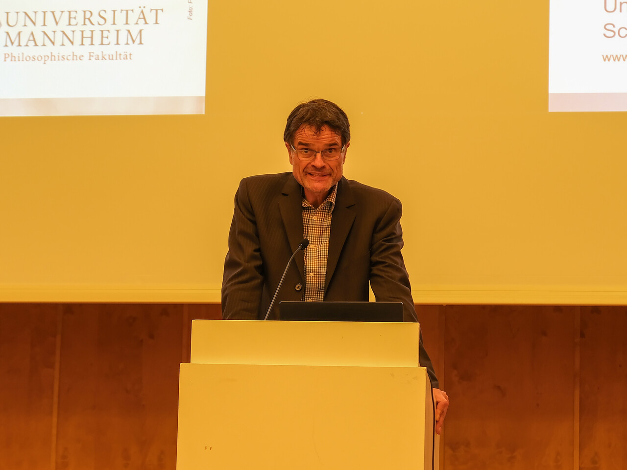Begrüßung durch Prof. Dr. Bernward Gesang Prof. Dr. Bernward Gesang am Rednerpult