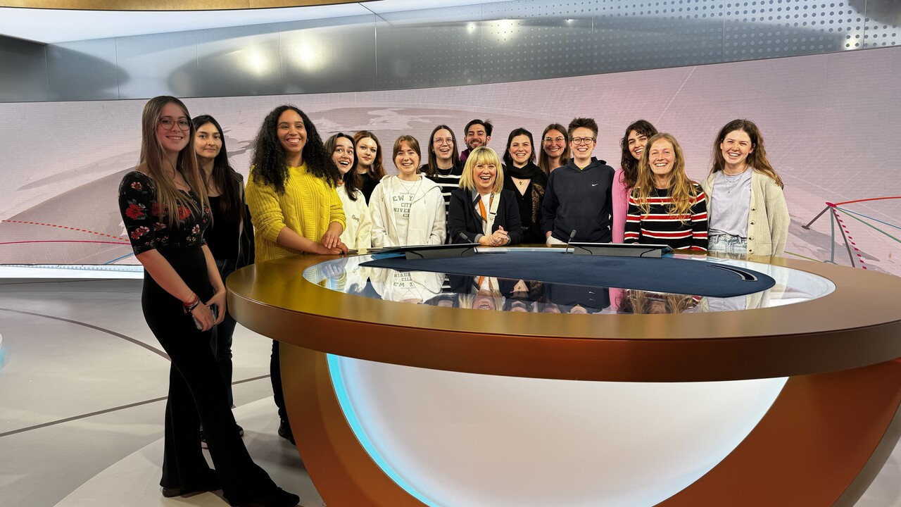 Gruppe Studierender im Studio der Deutschen Welle