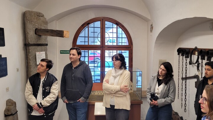 Drei Frauen und drei Männer bei einer Museumsführung