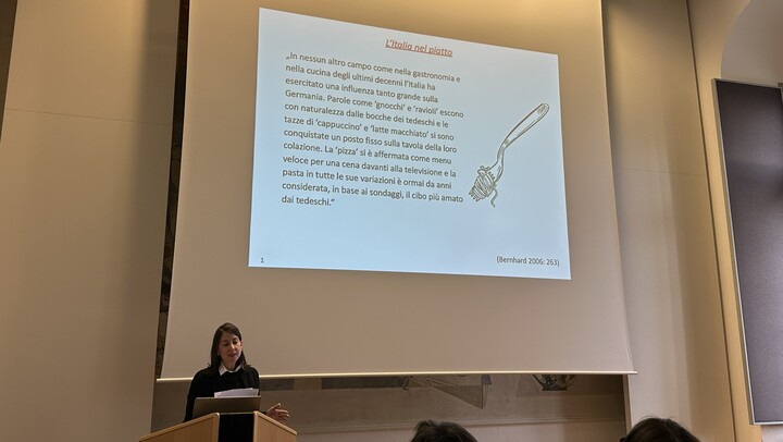 Prof. Dr. Antje Lobin bei ihrem Vortrag zum Phänomen des Italian Sounding