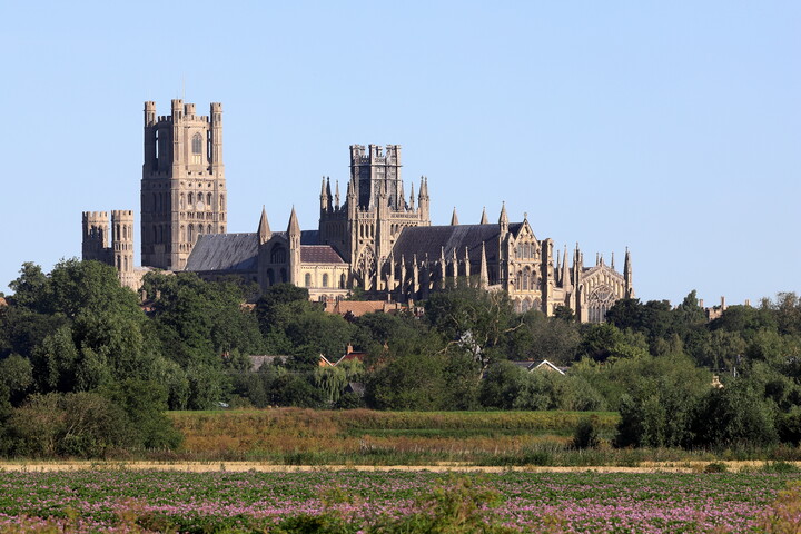 Die Kathedrale der Heiligen Dreifaltigkeit von Ely in Cambridgeshire aus einiger Entfernung. 