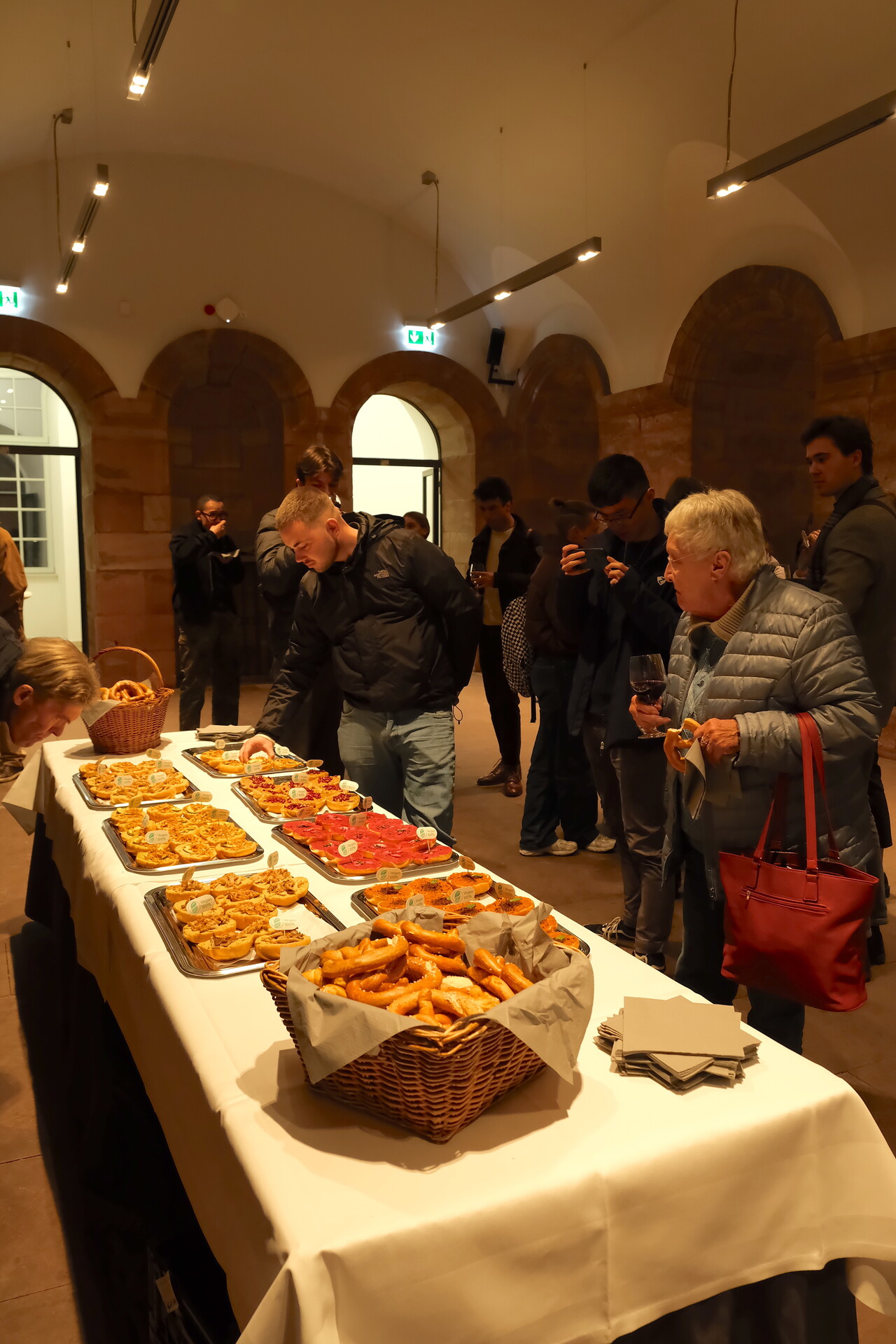 Impressionen vom Empfang in den „Katakomben“ Foto vom Buffet beim Empfang in den „Katakomben“