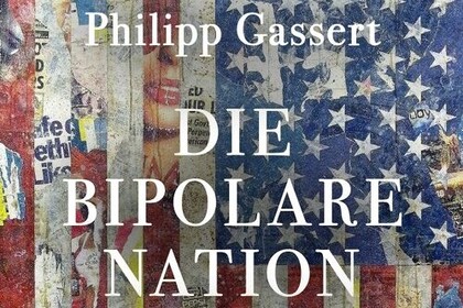 Das Cover des Buches "Die Bipolare Nation" von Philipp Gassert. Untertitel: "Was Amerika der Welt gegeben hat. Im Guten wie im Schlechten". Im Hintergrund die amerikanische Flagge. 