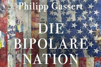 Das Cover des Buches "Die Bipolare Nation" von Philipp Gassert. Untertitel: "Was Amerika der Welt gegeben hat. Im Guten wie im Schlechten". Im Hintergrund die amerikanische Flagge. 