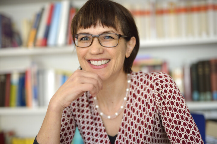 Potrait von Prof. Annette Kehnel vor einem Bücherregal.