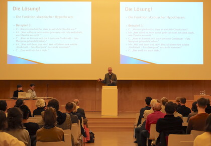Foto aus dem Publikum auf die Bühne beim Vortrag von Prof. Dr. Gerhard Ernst