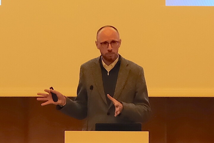 Foto aus dem Publikum auf die Bühne beim Vortrag von Prof. Dr. Gerhard Ernst