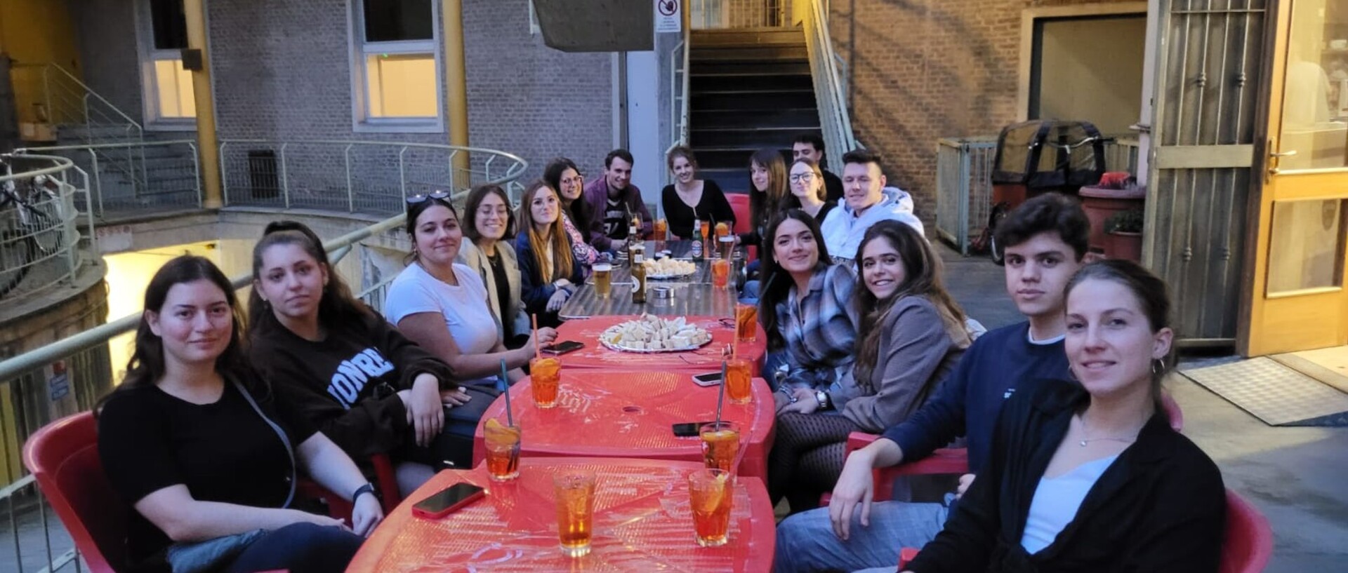 Studierende aus MA und Torino beim "Spritz" Studierende aus MA und Torino beim "Spritz"