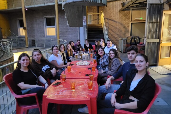 Foto von der Studierendengruppe bei einem Aperol Spritz