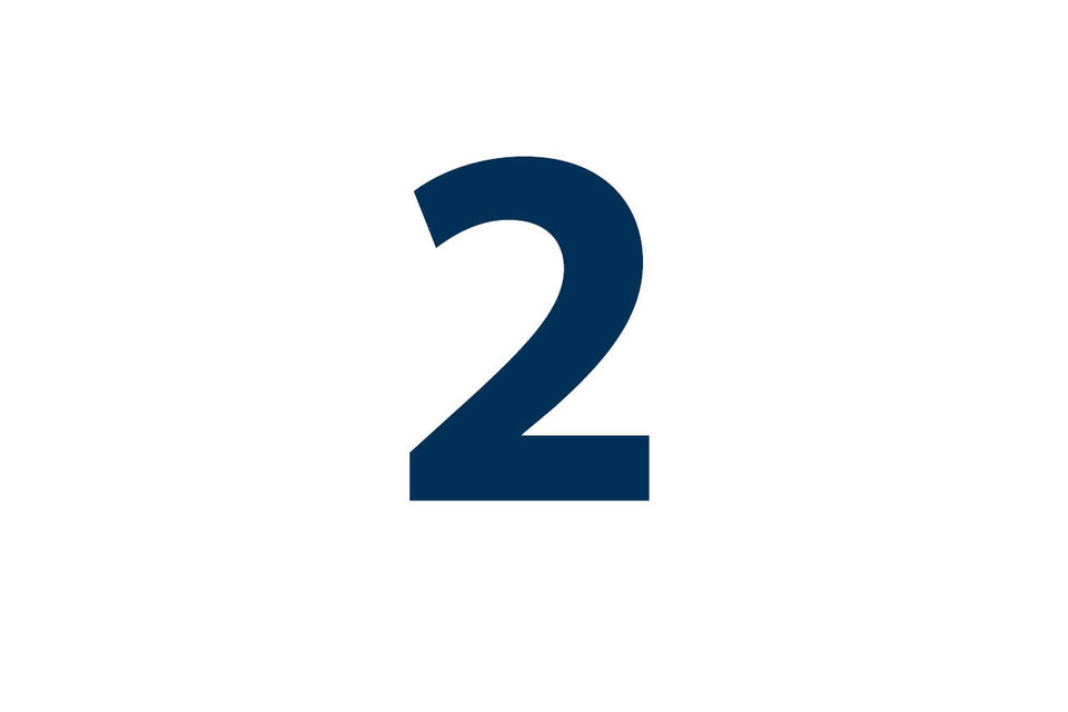 Auf weißem Hintergrund ist in blau die Zahl "Zwei" zu sehen.