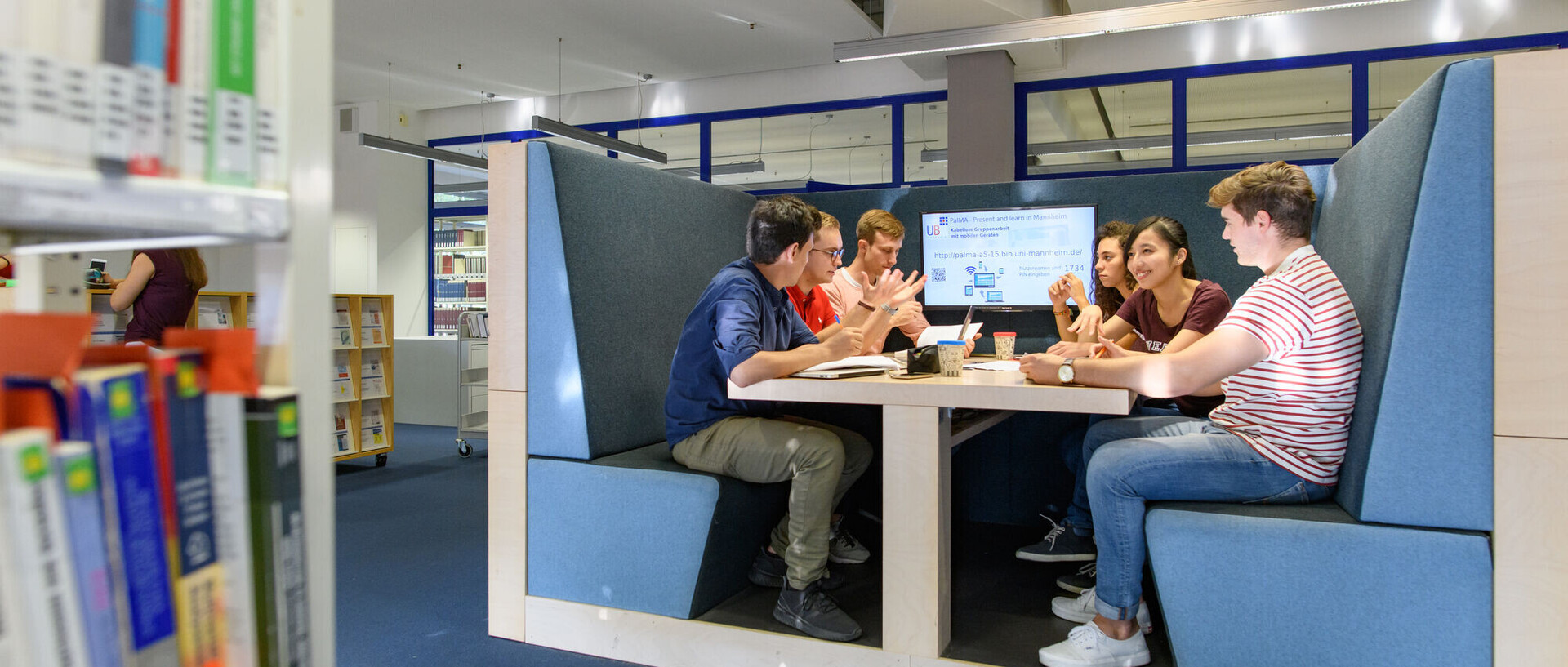 Lerngruppe in A5 Bibliothek sechs Studierende sitzen am Gruppentisch einer Bibliothek der Universität Mannheim