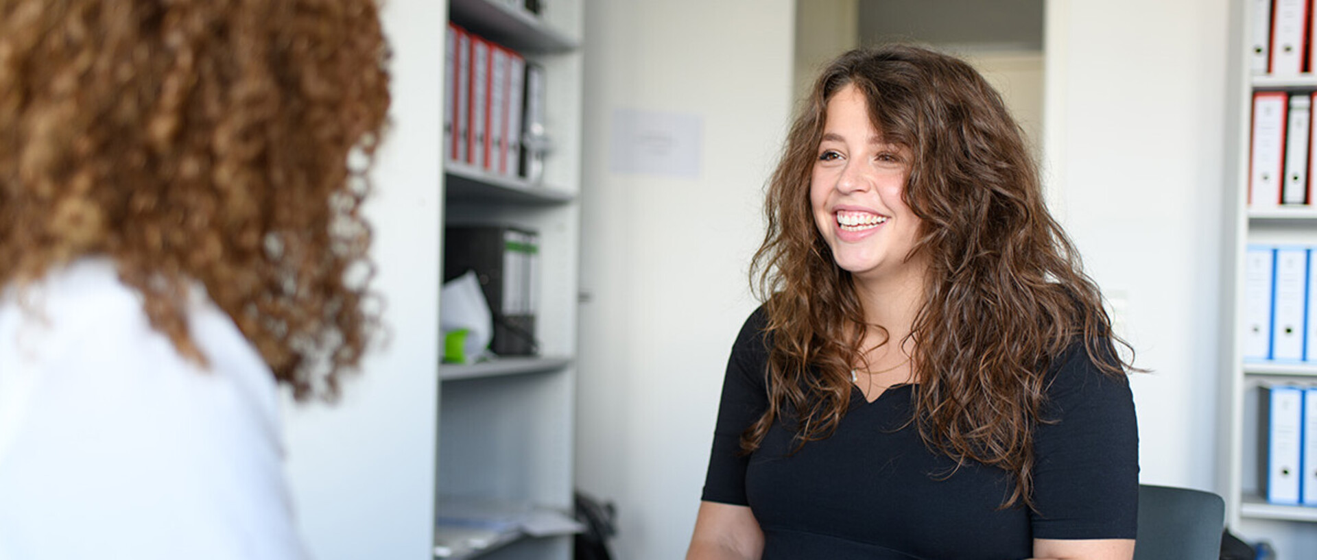 Gespräch zwischen zwei Frauen in einem Büro