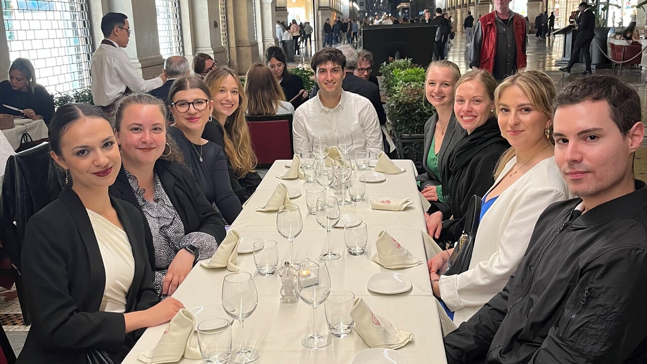 Gruppe Studierender mit Dozentinnen beim Abendessen in einem Mailänder Restaurant
