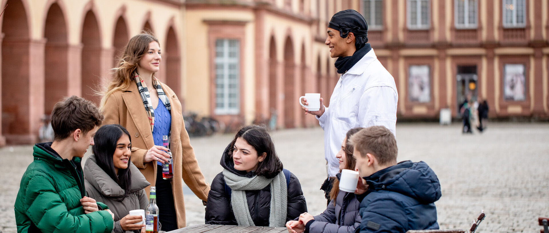 Studierende auf Ehrenhof