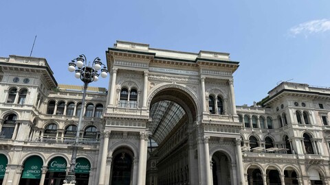 Eingang zur Galleria Vittorio Emanuele II in Mailand mit großem Portalbogen und Glasdach