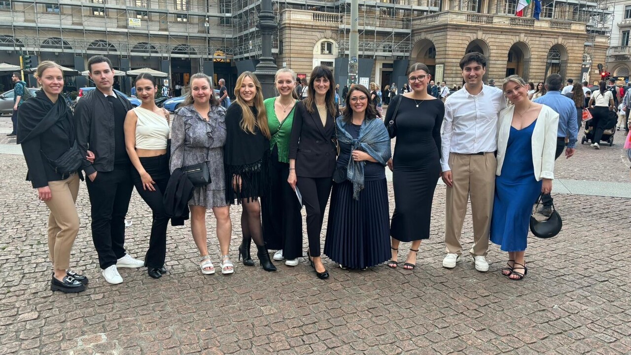 Gruppe Studierender mit Dozentinnen in Mailand