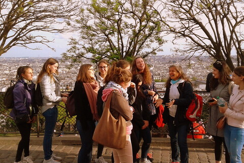 Studierendengruppe im Park im Gespräch mit der Dozentin