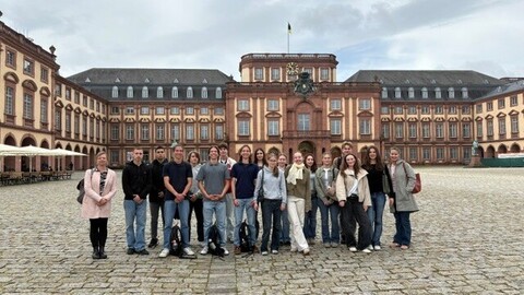 Schulklasse Friedrich-Magnus-Schwerd Gymnasium Speyer mit Lehrkräften auf dem Ehrenhof des Mannheimer Schlosses 
