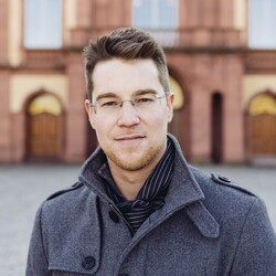 Philipp Heimbach vorm Mannheimer Schloss.