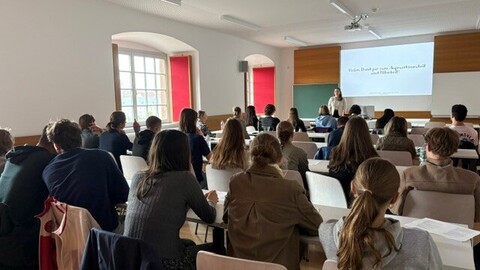 Schulgruppe und deren Lehrkräfte beim Besuch eines französischen Proseminars im Rahmen des Besuches am Romanischen Seminar