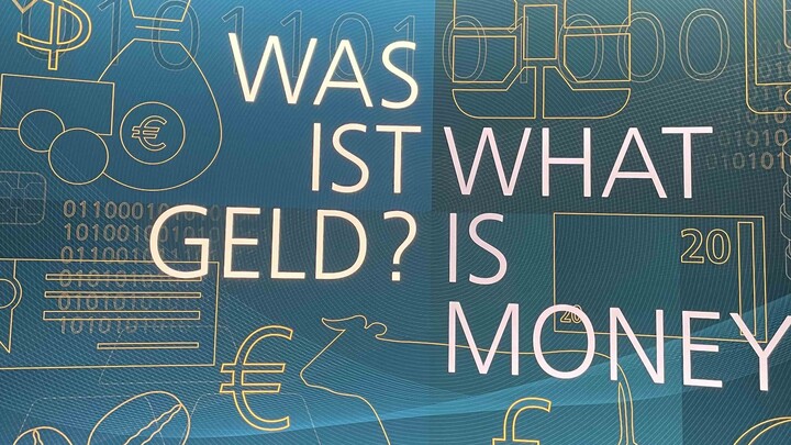 Ausstellungstafel im Geldmuseum mit Schrift "Was ist Geld"/"What is money"