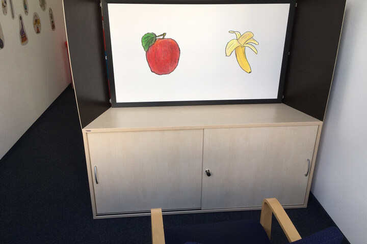 Banane und Apfel auf Bildschirm