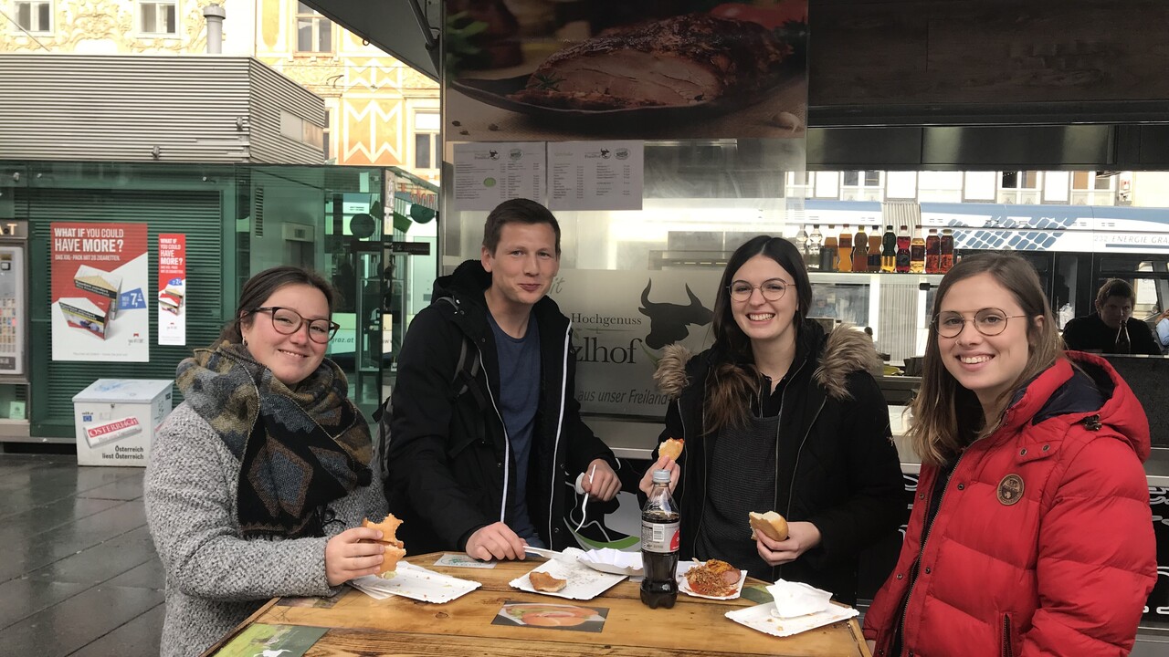 Studierende während Marktbesuch in Graz