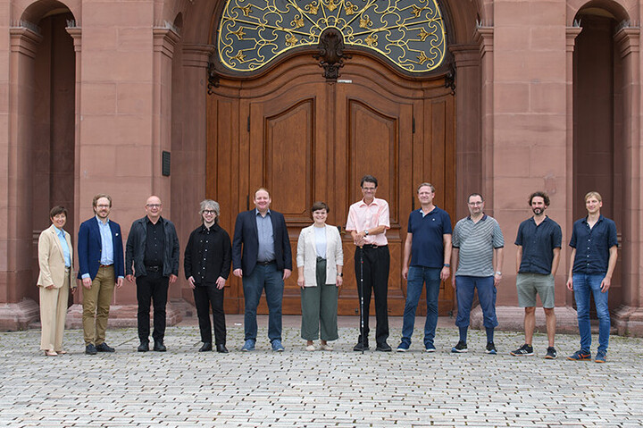Das Team des Philosophischen Seminars stehen vor dem Eingang zum Mannheimer Rittersaal.