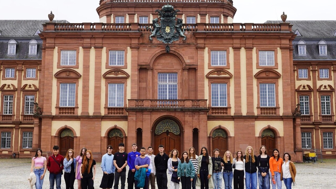 Schülergruppe vor Unigebäude im Ehrenhof.