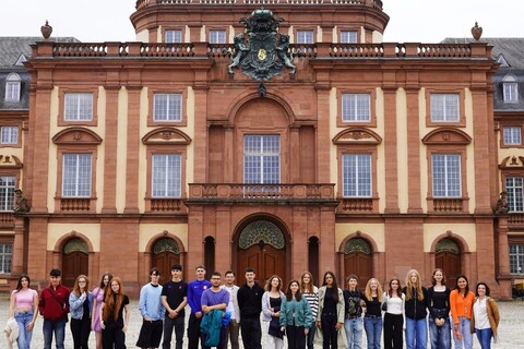 Schülergruppe vor Unigebäude im Ehrenhof.
