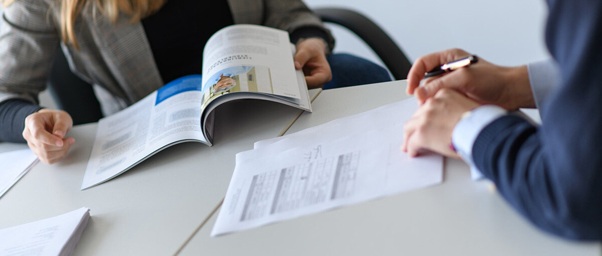 Gespräch zwischen zwei Personen in einem Büro