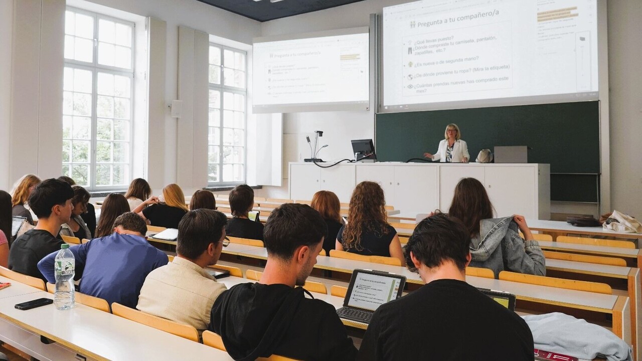 Schülergruppe im Hörsaal mit Blick zur Dozentin.