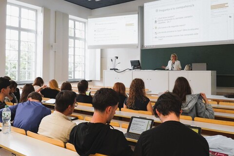 Schülergruppe im Hörsaal mit Blick zur Dozentin.
