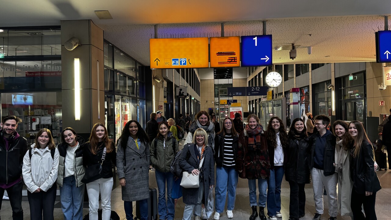 Gruppe Studierender in der Eingangshalle des Mannheimer Bahnhofs