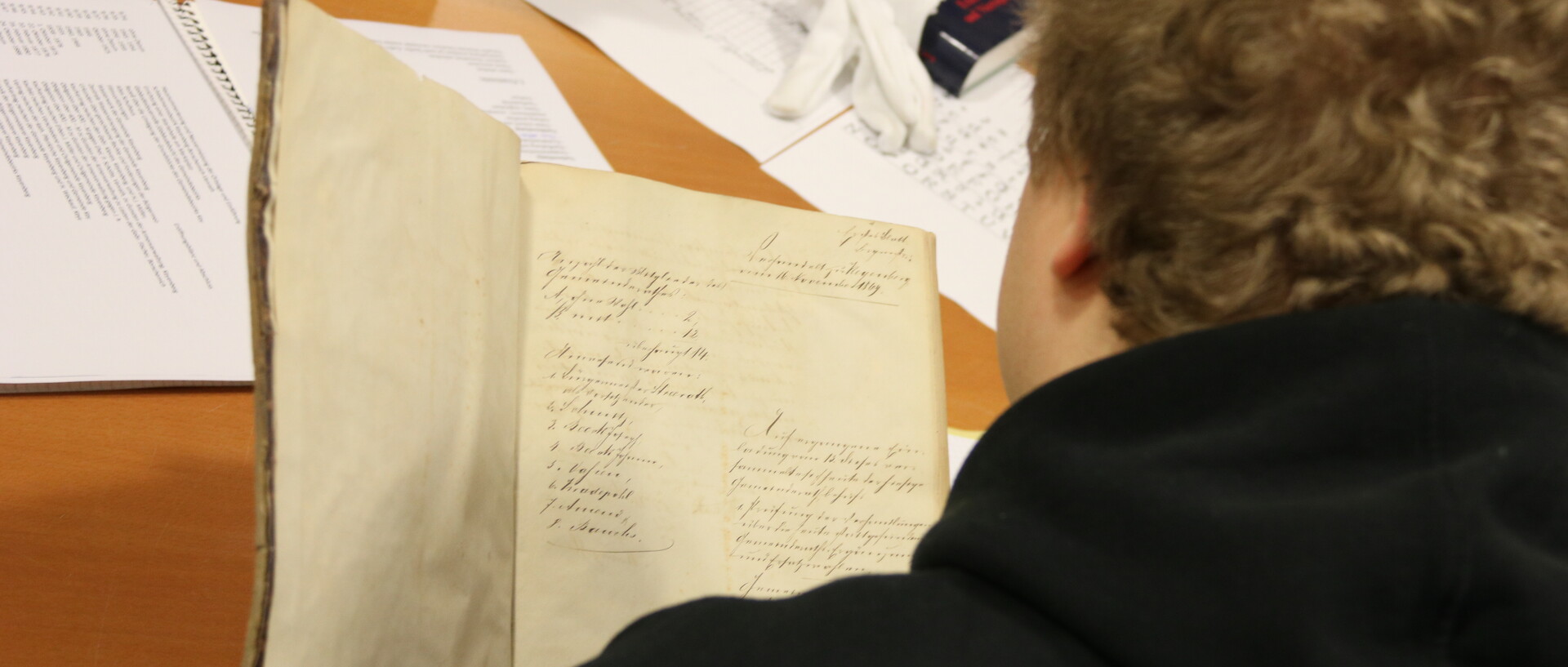 Ein Studierender liest eine Handschrift
