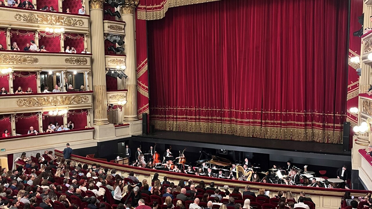 Blick von der Empore auf die Bühne des Teatro alla Scala