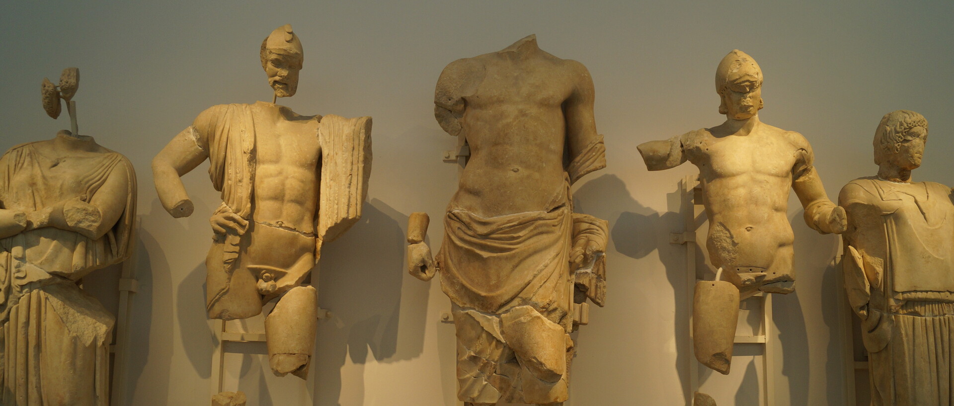 Unvollständige Statuen, die aus Bruchstücken rekonstruiert wurden