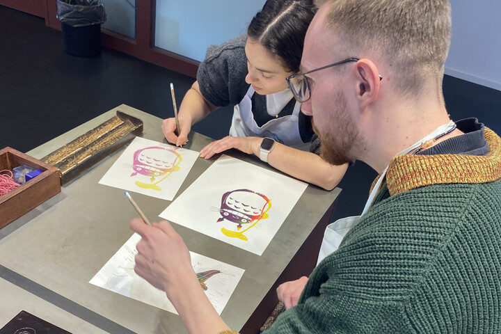 Zwei Studierende beim erarbeiten ihrer Drucke im Workshop