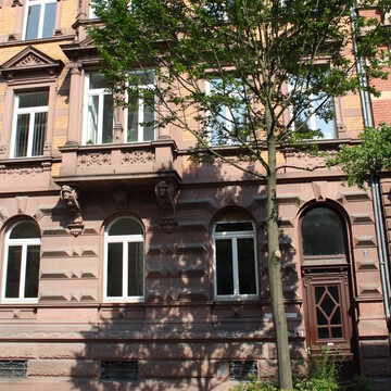 Dreistöckiges Haus mit Baum davor