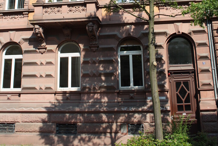 Dreistöckiges Haus mit Baum davor