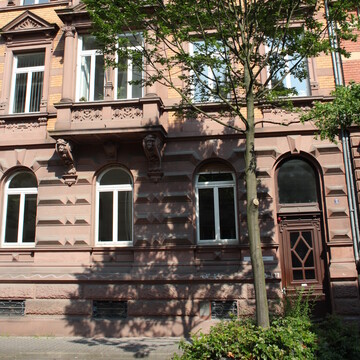 Dreistöckiges Haus mit Baum davor