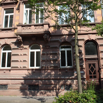 Dreistöckiges Haus mit Baum davor