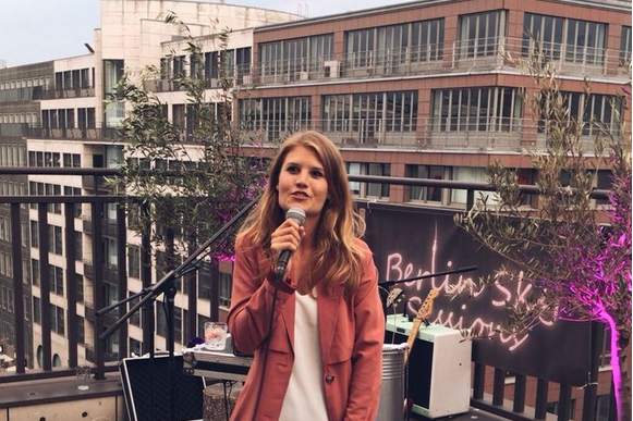 Anna Lüneberg, die ein Mikro hält