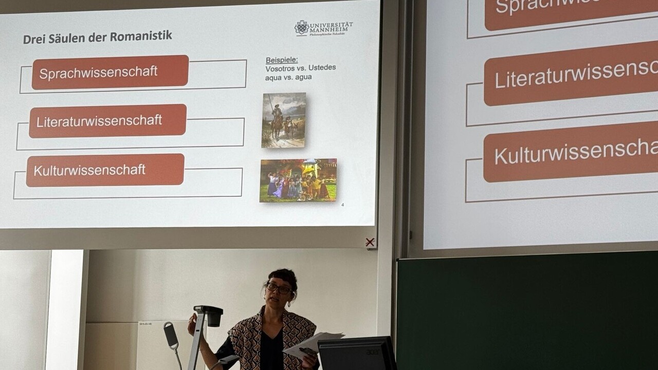 Dozentin erklärt Studium der Romanistik.