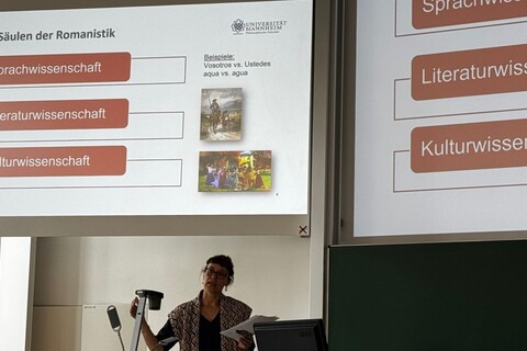 Dozentin erklärt Studium der Romanistik.