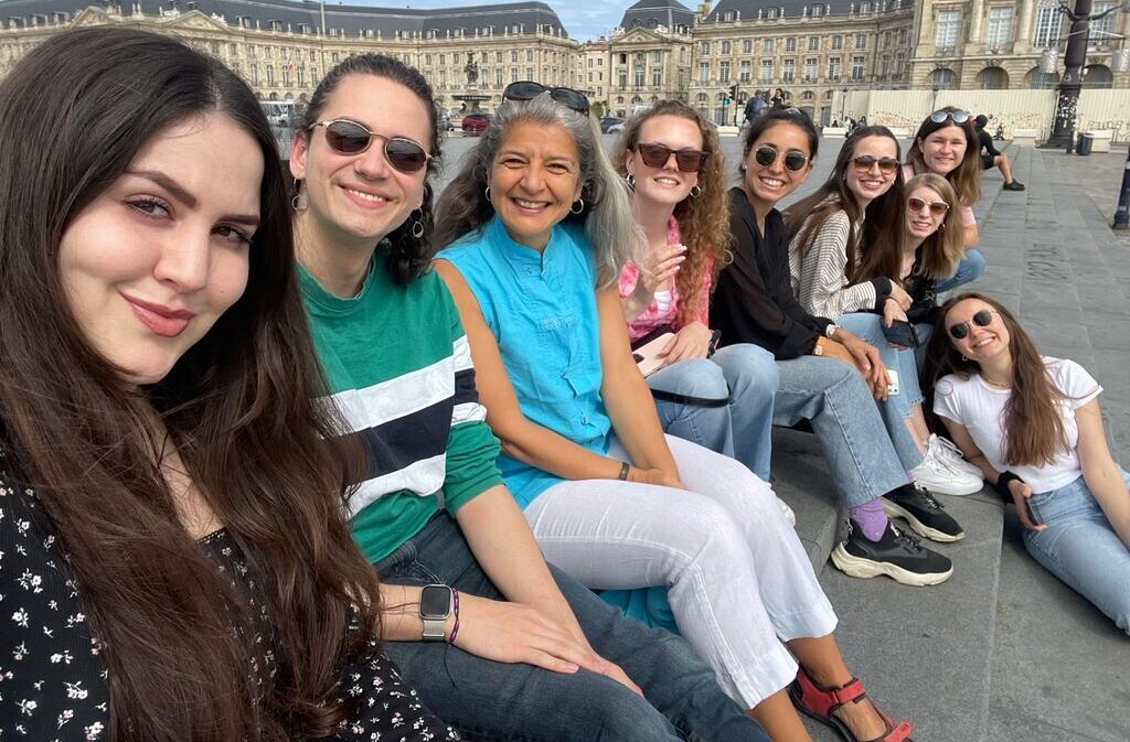 Studierende und Dozentin während Exkursion nach Bordeaux