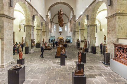 Zu Museum umfunktioniertes romanisches Kirchenschiff mit religiösen Objekten