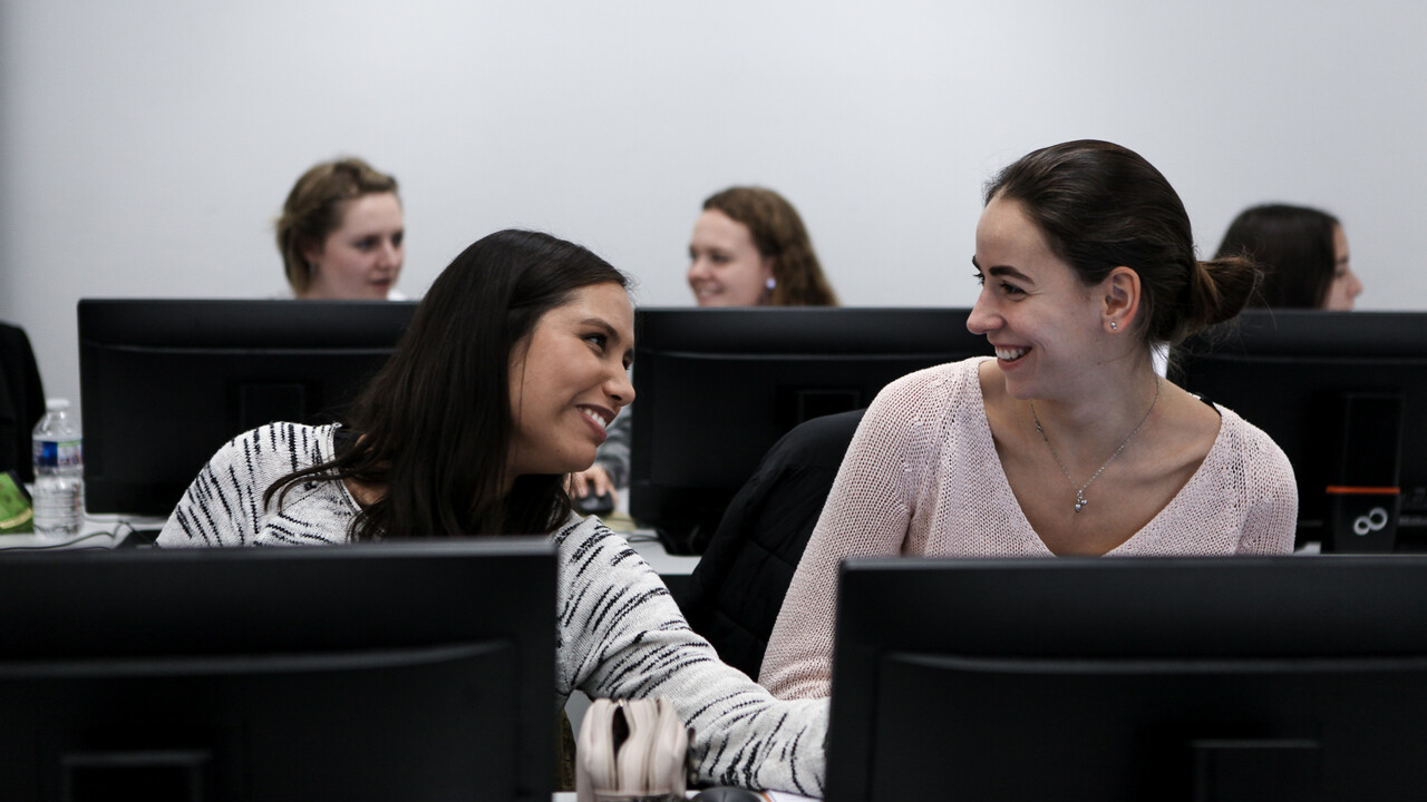 Studierende unterhalten sich im Sprachlabor